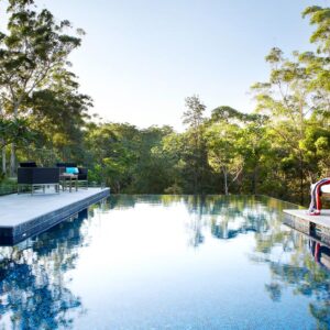 Tiled Wet Edge Pool Design
