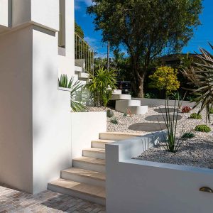 Side pathway with modern design