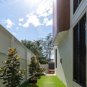 Synthetic grass – low-maintenance, lush